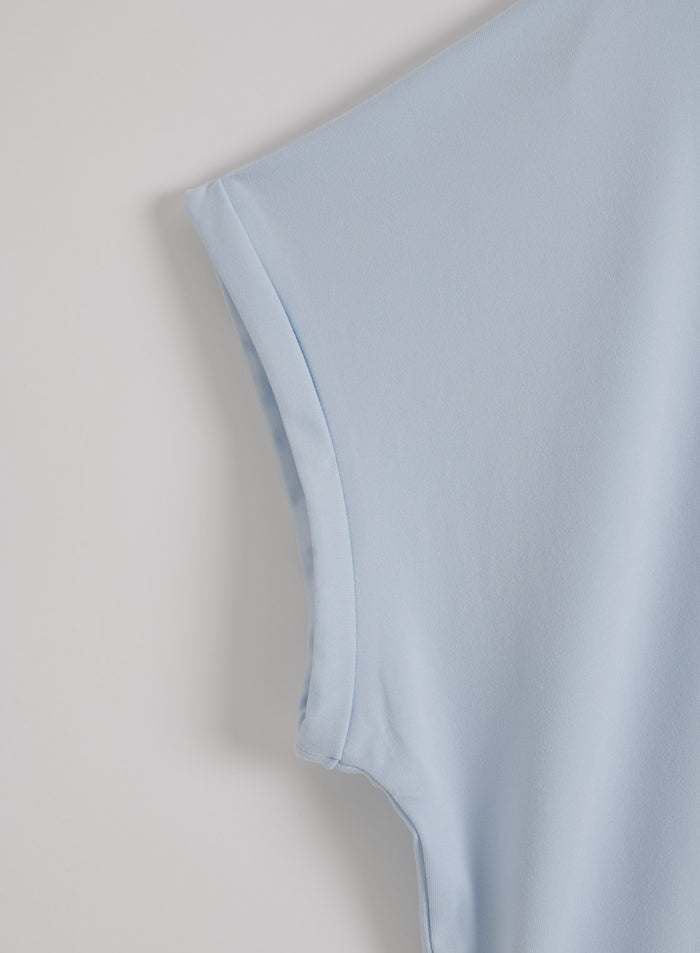 Yksityiskohta aura-sinisen aim'n Soft Basic Roll Sleeve Topin kääritystä hihansuusta, tasokuva.