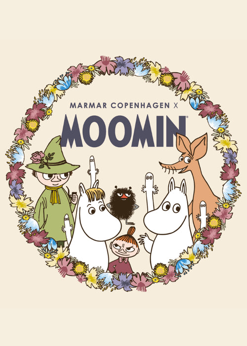 Moomin-print med blomsterkrans på lyserød stofbaggrund