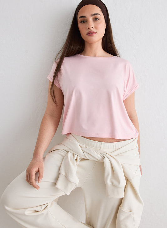 Nainen yllään vaaleanpunainen aim'n Soft Basic Roll Sleeve Top, jossa on boxy-malli ja käännetyt hihansuut [L-174cm]