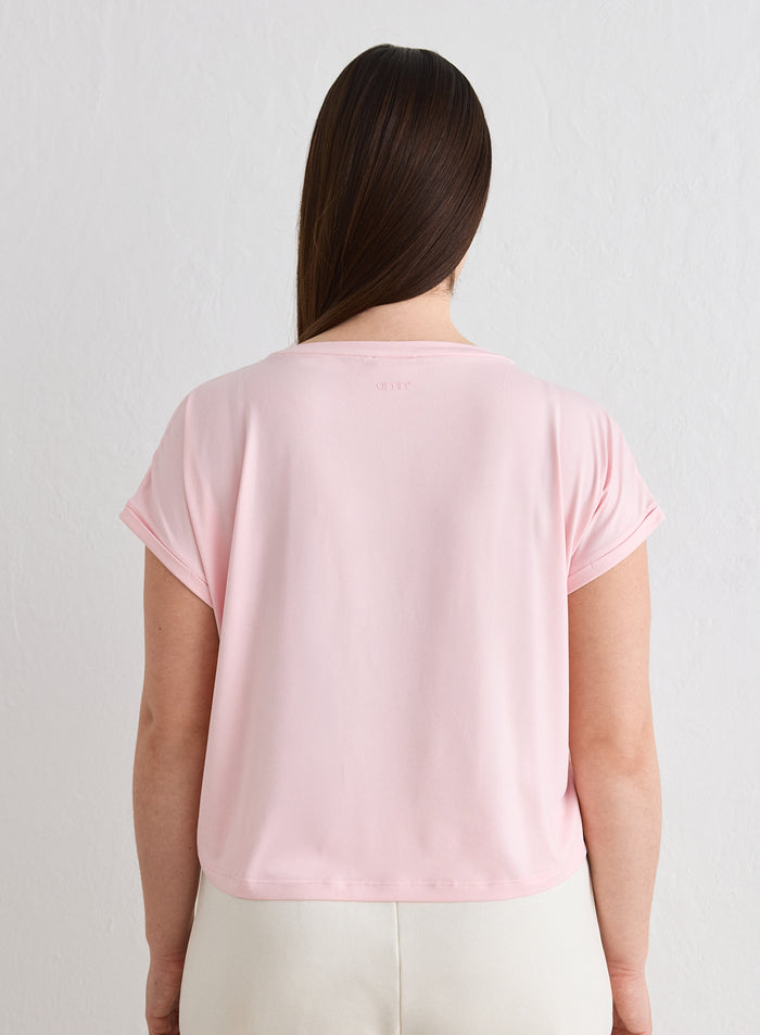 Nainen takaapäin yllään vaaleanpunainen aim'n Ballerina Soft Basic Roll Sleeve Top [L-174cm]