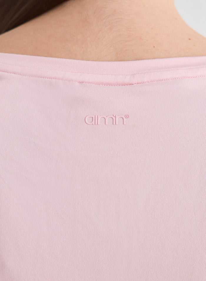 Lähikuva sävy sävyyn olevasta aim'n-logosta Ballerina Soft Basic Roll Sleeve Top -topin selkäpuolella [L-174cm]
