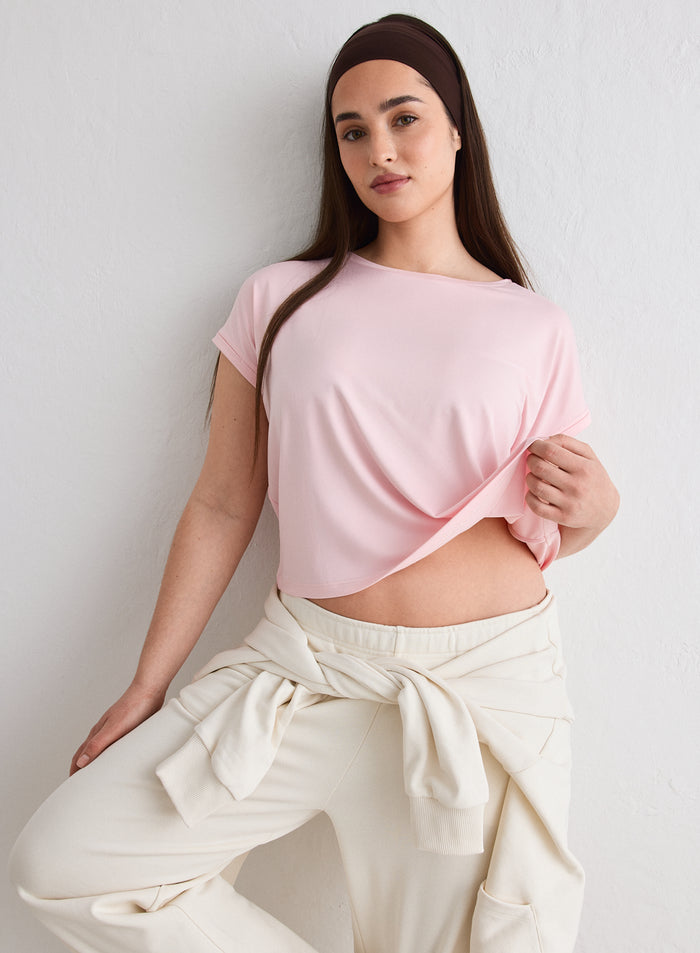 Nainen yllään vaaleanpunainen aim'n Ballerina Soft Basic Roll Sleeve Top [L-174cm]