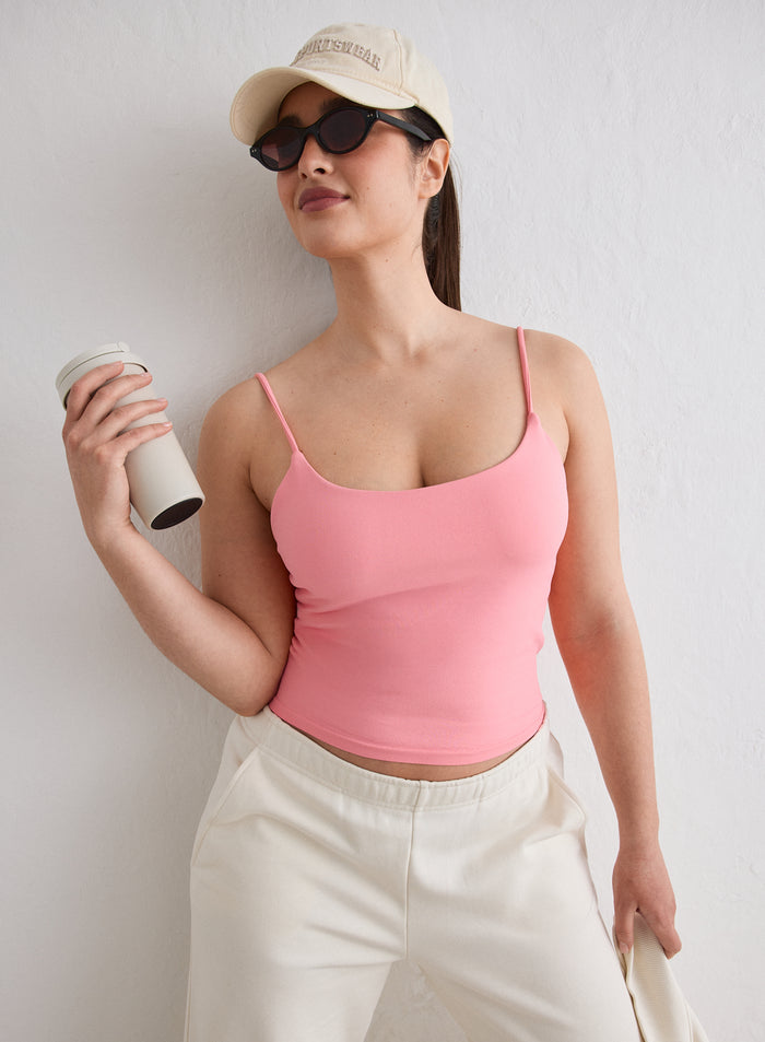 Malli yllään Blush Shape Seamless Strap Singlet, beiget housut ja lippis [L-174cm]