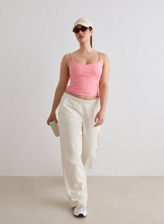 Nainen yllään vaaleanpunainen aim'n Blush Shape Seamless Strap Singlet, luonnonvalkoiset collegehousut, lippis ja aurinkolasit [L-174cm]