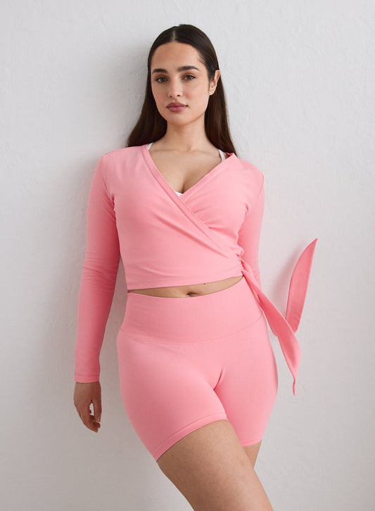 Malli, jolla on yllään blush-värinen Shape Seamless Wrap Long Sleeve ja yhteensopivat shortsit merkiltä aim'n [L-174cm]
