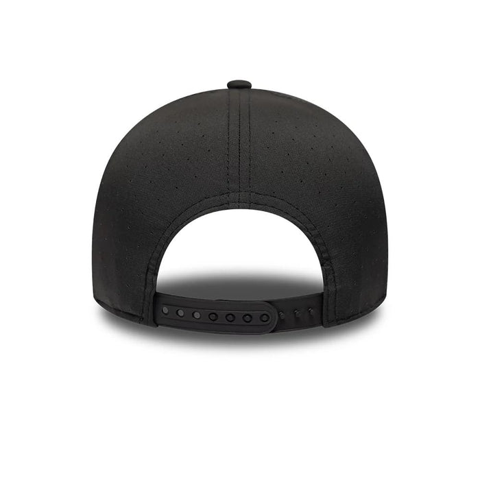 Pictured is this NHL Quickstrike LA Kings 9FORTY Apex cap in black. 6