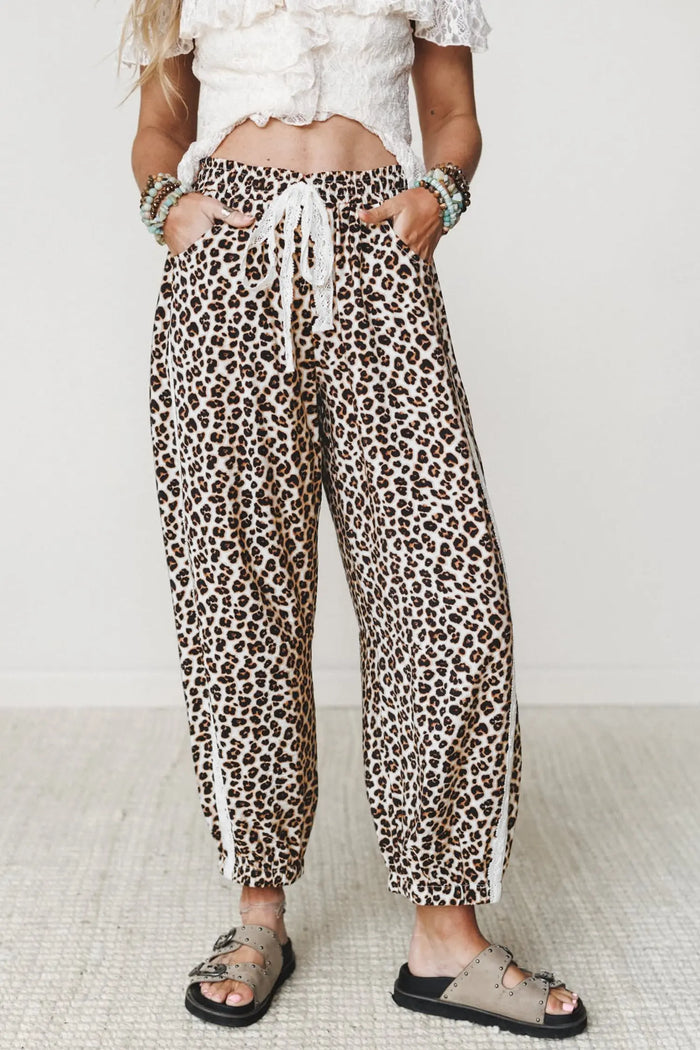 Leopard Print Ankle-Length Elastic Waist Pants – Black