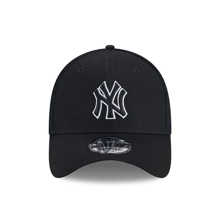 Pictured is this MLB Evergreen Neo New York Yankees 39THIRTY Stretch Fit cap in black. 3