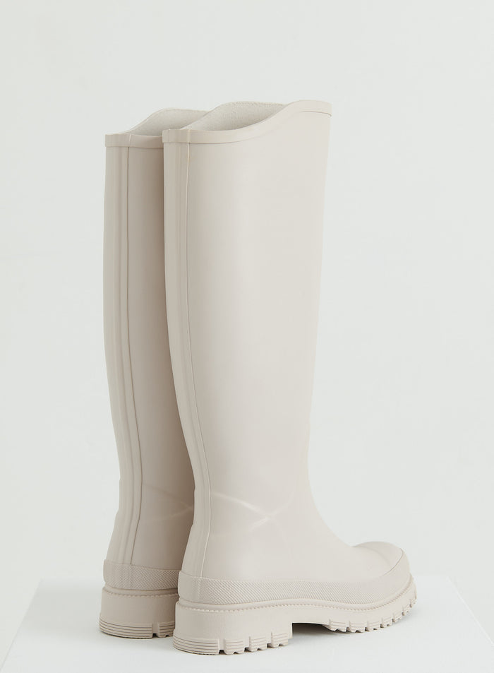 Takanäkymä aim'n korkeista Sand Rain Boots -saappaista