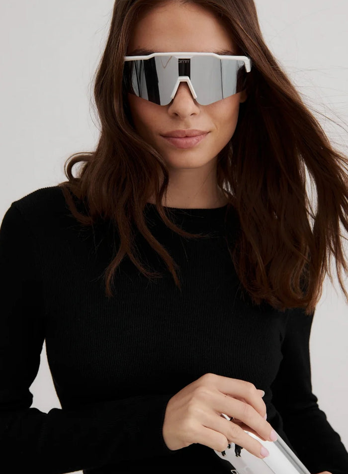 Hopeiset Pace Sunglasses peililinsseillä ja valkoisilla kehyksillä mallin yllä aktiiviseen elämään, aim'n.