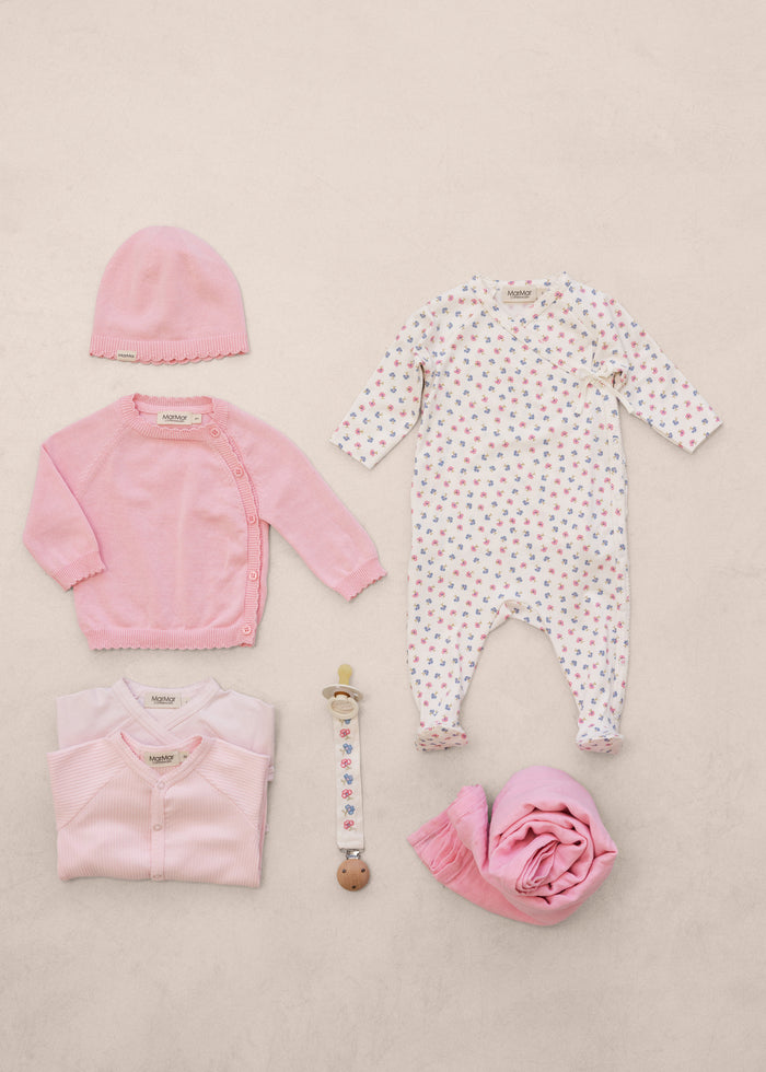 Baby set in knit: pink jacket, jumpsuit, patterned bodysuit, hat and pacifier clip